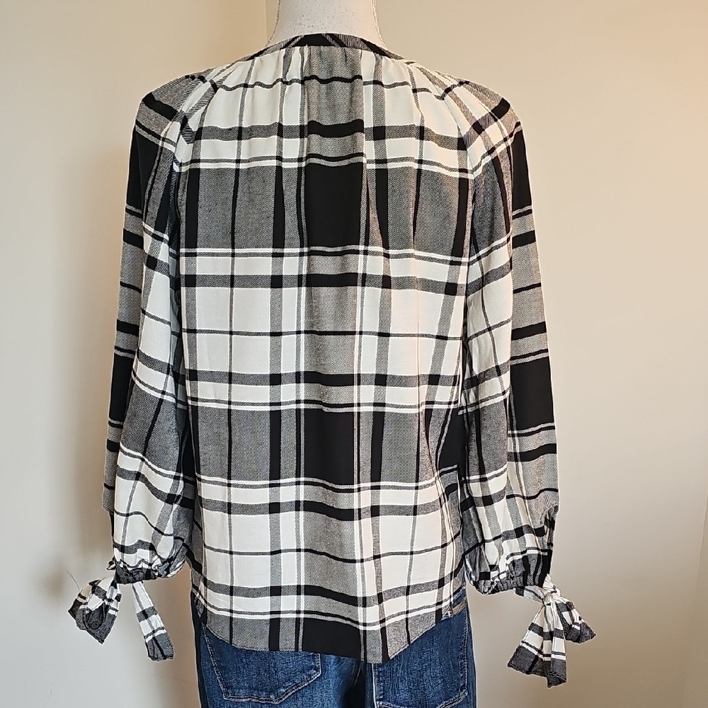 White House Black Market Checkered Blouse in Black and White - Picture 4 of 7